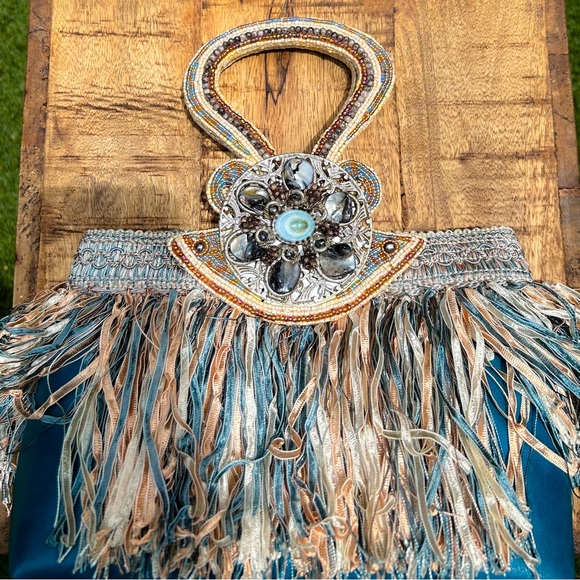 🩵 Mary Frances embellished evening bag. Luxe with beading, shells & silk fringe - Picture 8 of 10